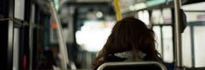 CHIUDE UNA 16ENNE NEL BUS E LA PALPEGGIA: AUTISTA ARRESTATO PER VIOLENZA SESSUALE - 04/02/2014