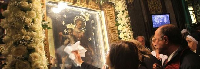 PREGA LA VERGINE E DIMENTICA IN CHIESA 1000 EURO, IL BANCOMAT ED IL PIN. GLIELI RESTITUISCONO - 03/02/2014