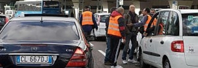 RISSA TRA TASSISTI ALL'AEROPORTO DI FIUMICINO: LITE PER UN CLIENTE CON IL COLTELLO E UN'ACCETTA - 04/02/2014