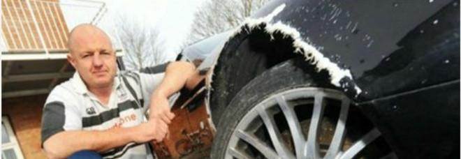 IL CANE DI FAMIGLIA 'DIVORA' LA ASTON MARTIN. I SUOI MORSI FANNO DANNI PER 3.600 EURO - 15/02/2014