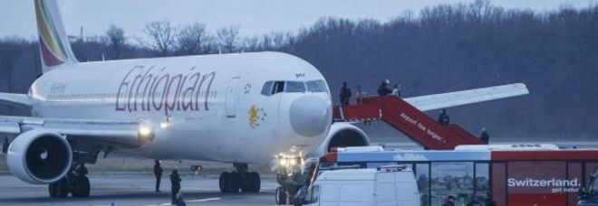 AEREO ETIOPIA-ROMA DIROTTATO DAL CO-PILOTA: VOLEVA ASILO IN SVIZZERA. ''138 ITALIANI A BORDO'' - 16/02/2014