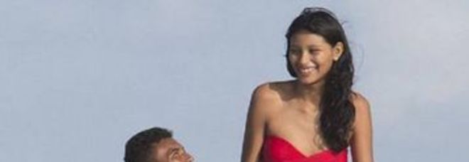 LA RAGAZZA PIÙ ALTA DEL MONDO (2,06 METRI) SPOSA IL FIDANZATO DI 1,62 - 20/06/2014