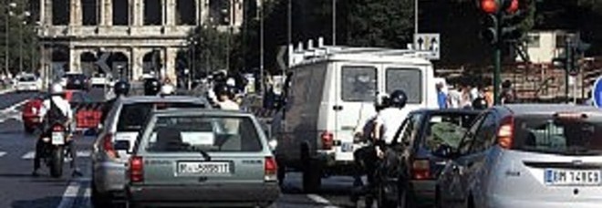 ROMA, TRAFFICO IN TILT E INCIDENTI. PULLMAN PERDE OLIO IN STRADA: STRAGE DI MOTORINI - 11/06/2014