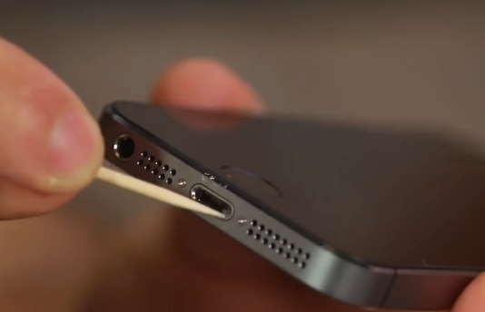 PROBLEMI CON LA RICARICA DI SMARTPHONE/TABLET? PROVATE CON UNO STUZZICADENTI - 19/01/2015