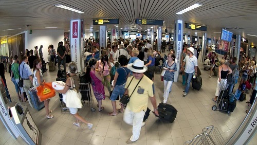TURISTA ARRESTATA IN AEROPORTO: ECCO COSA NASCONDEVA NEL SENO RIFATTO - 21/06/2015