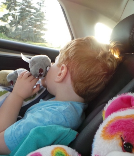 VA A FARE SHOPPING E LASCIA LA FIGLIA DI 2 ANNI IN AUTO CON I FINESTRINI CHIUSI - 06/07/2015