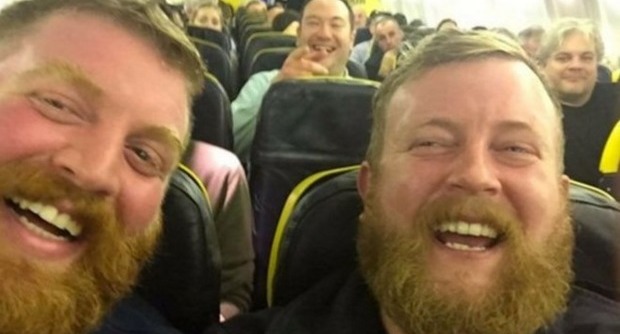 INCONTRA IL SUO SOSIA IN AEREO, MA OSSERVANDO LA FOTO SI SCOPRE UN'UNICA DIFFERENZA - GUARDA - 31/10/2015
