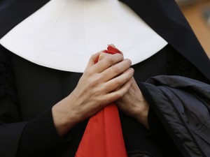 SUORA STUPRATA DA UN PRETE ABBANDONA LA FIGLIA, POI CI RIPENSA - 10/02/2014