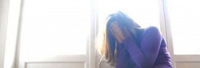 BLOCCA LA FIGLIA 15ENNE A LETTO, LE SFILA LE MUTANDINE E LA FA STUPRARE DAL COMPAGNO - 25/04/2016