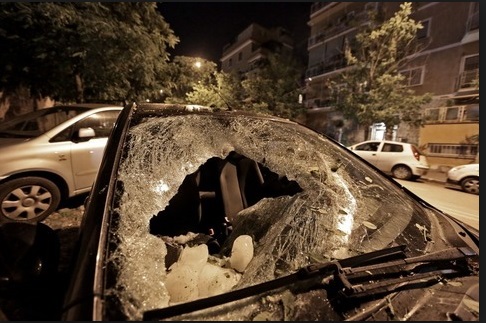 BLOCCO DI GHIACCIO DI 20 CHILI CADUTO DAL CIELO DISTRUGGE AUTO A ROMA: ECCO COSA SAREBBE - 18/05/2016
