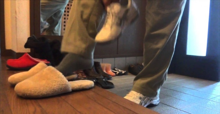INDOSSARE LE SCARPE IN CASA E' PERICOLOSO PER LA NOSTRA SALUTE - ECCO PERCHE' - 19/09/2016