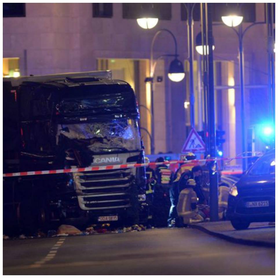 IL CAMION CHE SI E' SCHIANTATO SUL MERCATO DI NATALE: ECCO COSA HANNO TROVATO AL SUO INTERNO - 19/12/2016