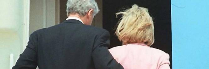 ''COS'E' QUELLA MACCHIA MARRONE SUL SEDERE?'' LA FOTO CHE IMBARAZZA LA CLINTON - 20/12/2016