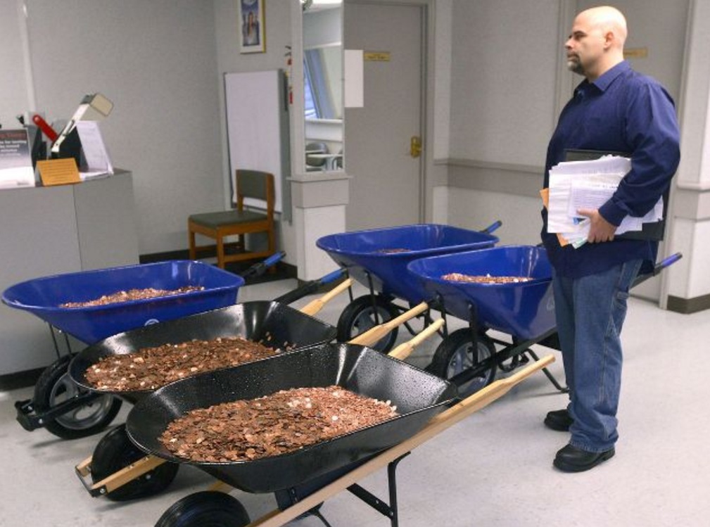 SI PRESENTA IN CASSA CON 5 CARRIOLE PIENI DI MONETINE DA 700 KG: IL MOTIVO? HA LASCIATO TUTTI A BOCCA APERTA E FA IL GIRO DEL WEB - 14/01/2017