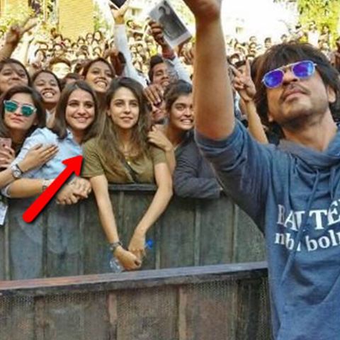 L'ATTORE SCATTA UN SELFIE E LA FOTO DIVENTA IMMEDIATAMENTE VIRALE: IL MOTIVO? GUARDATE LA RAGAZZA DAVANTI - 02/02/2017
