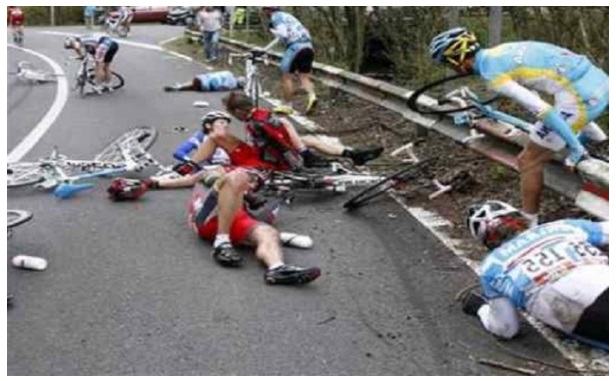 AUTOMOBILISTA LITIGA CON CICLISTI: FA INVERSIONE E LI METTE SOTTO COME BIRILLI - 20/02/2017