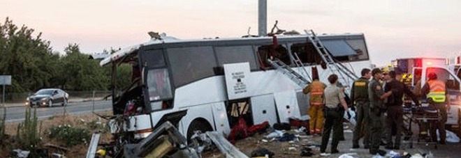 PULLMAN ESCE DI STRADA E FINISCE IN UN FIUME: 17 MORTI, DECINE DI FERITI - 06/03/2017