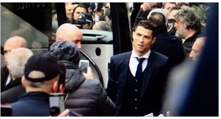 RONALDO ARRIVA A NAPOLI, INCREDIBILE COSA HA FATTO A UNA BIMBA DISABILE NAPOLETANA - 06/03/2017