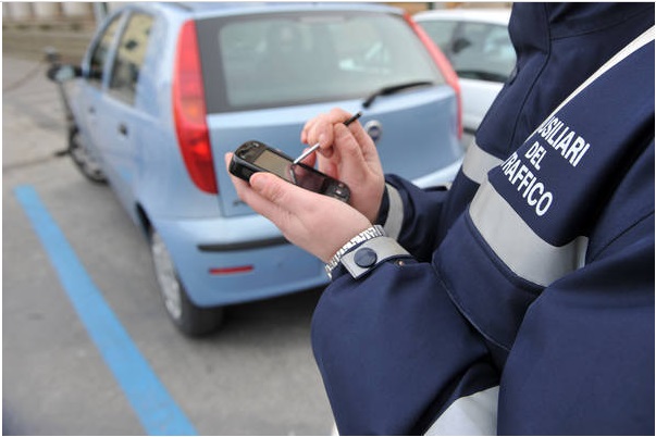 SOSTA SULLE STRISCE BLU: SI PUO' SOSTARE GRATIS SENZA RISCHIARE LA MULTA - ECCO COS'E' CAMBIATO - 14/03/2017
