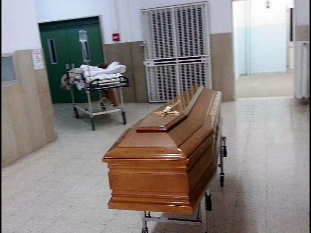 RISSA TRA PARENTI DAVANTI AL MORTO: CALCI, PUGNI E SCHIAFFI - QUANDO I CARABINIERI SCOPRONO IL MOTIVO RESTANO SENZA PAROLE - 15/03/2017