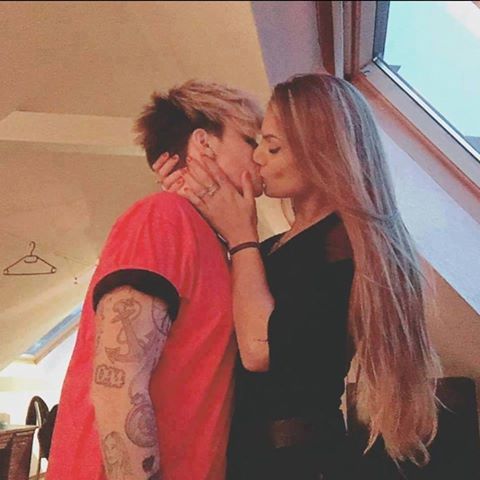 ESCE ALLO SCOPERTO E VIVE IL SUO AMORE ALLA LUCE DEL SOLE: RIVELA DI ESSERE LESBICA E LA CONOSCETE BENISSIMO - E' PROPRIO LEI - 16/03/2017