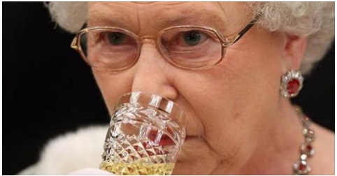 CHAMPAGNE PRIMA DI DORMIRE: 26 COSE CHE NON SAPETE SULLA REGINA ELISABETTA II - 31/03/2017