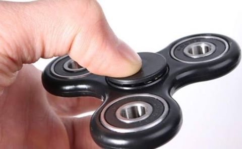 FIDGET, ECCO LA NUOVA MANIA DEI TEENAGER CHE INVADE CASE E SCUOLE - 08/05/2017