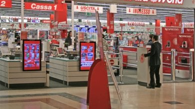 IL DIRETTORE VIETA ALLA COMMESSA DI ANDARE IN BAGNO DURANTE IL TURNO DI LAVORO: SOSPESO - 19/05/2017