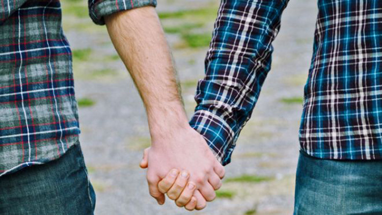 ''SONO GAY E NON HO PIU' VOGLIA DI NASCONDERMI''. IL FAMOSO PRESENTATORE SI CONFESSA - 12/06/2017