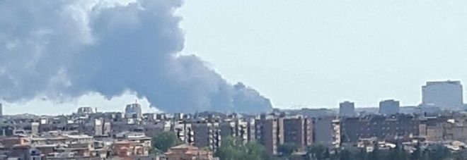 ROMA - GRANDISSIMO INCENDIO, PAURA TRA I RESIDENTI PER LA FITTA NUBE NERA: ''TEMIAMO SIA TOSSICA'' - 20/06/2017