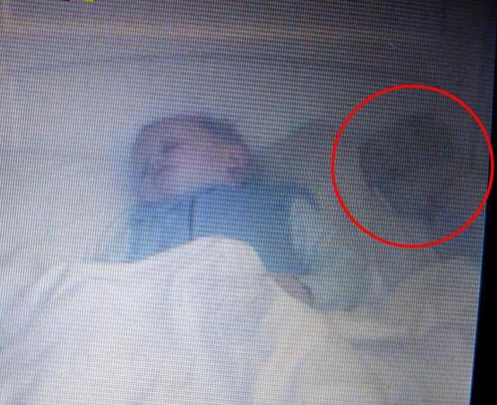 ''SI E' AVVICINATO ALLA CULLA, LO HA SFIORATO E POI...'' LASCIANO IL LORO BIMBO DI 18 MESI A DORMIRE, CONTROLLANO DALLA TELECAMERA DI SICUREZZA E... - 18/07/2017