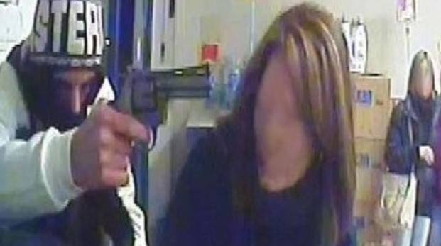 PICCHIATA E IMBAVAGLIATA: TERRORE PER LA MADRE DI UN CALCIATORE DEL NAPOLI - FURTO DA 3 MILIONI DI EURO - 31/07/2017