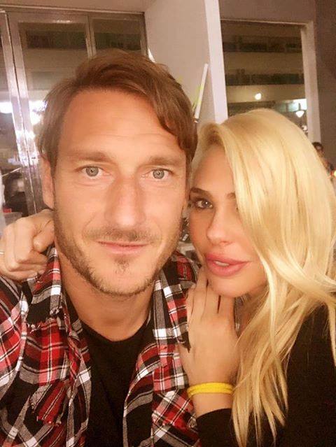 ''UN BACIO FRANCE', UN BACIO'' IL GIORNALISTA CHIEDE UN BACIO TRA ILARY E TOTTI: L'EX CAPITANO PRIMA LO NEGA E POI ECCO COSA DICE - 18/09/2017