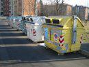 UN UOMO CO' LA VESTAGLIA E I CAPELLI TUTTI SPETTINATI INSEGUE ER CAMION DELLA NETTEZZA URBANA GRIDANDO: - 04/03/2012