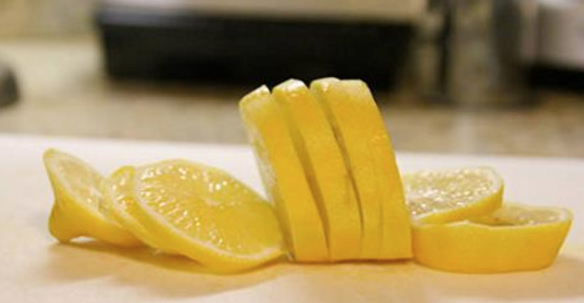 ECCO COSA ACCADE SE METTIAMO 3 LIMONI TAGLIATI SUL COMODINO PRIMA DI ANDARE A DORMIRE - 16/05/2016