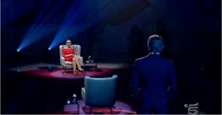VOCE ROTTA DAL PIANTO, LACRIME E SINGHIOZZI: COLPO DI SCENA SU CANALE 5. TELESPETTATORI INCREDULI - 05/06/2016