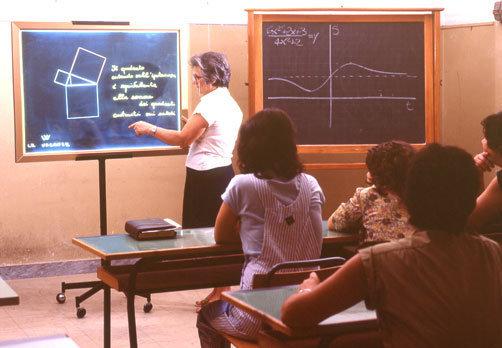 ER PROFESSORE ALLA LAVAGNA, MA NUN ESCE ER RISULTATO...CHIEDE AGLI ALUNNI: - 07/03/2012