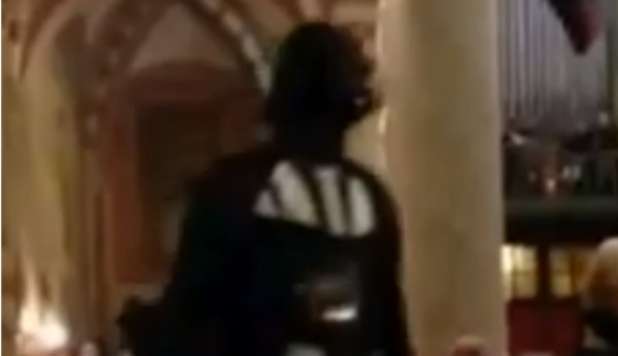 Entra in Chiesa vestito da Star Wars la notte di Natale, denunciato. - Video - 07/01/2013
