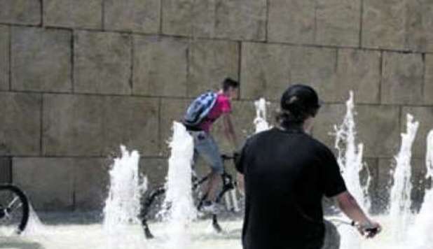 ROMA, CALDO RECORD IN CITTÀ. CACCIA ALLE FONTANE. TEMPERATURE FINO A 40 GRADI - 18/06/2012