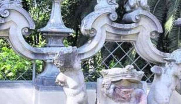 ROMA, LA FONTANA SFREGIATA: A PALAZZO SCIARRA VANDALI STRANIERI FANNO SCEMPIO - 26/06/2012