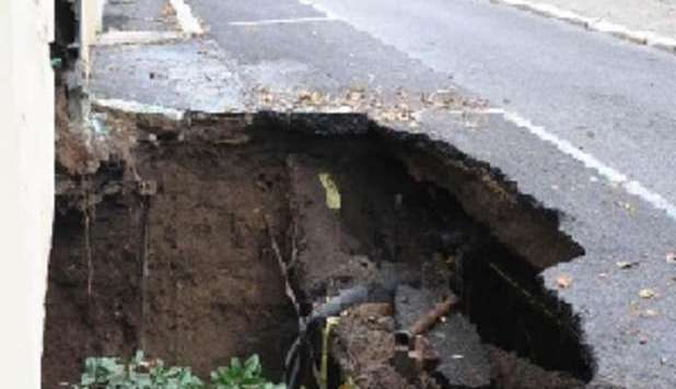 ROMA, SI APRE UNA VORAGINE DI 10 METRI: 'INGHIOTTITA' UNA BMW - FOTO - 29/10/2012