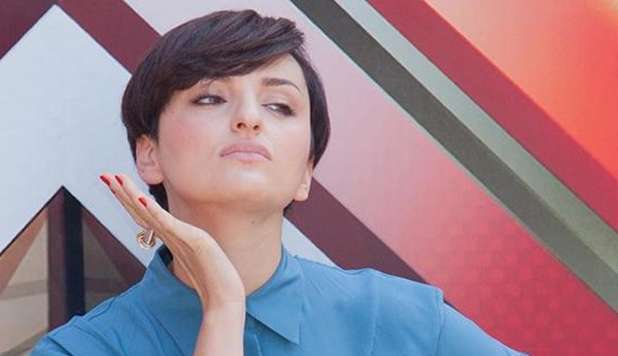ARISA: 'FORSE SONO BISEX, VORREI CHE UNA DONNA CI PROVASSE CON ME' - 30/10/2012