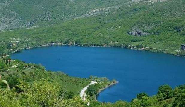 IL MISTERO DEL LAGO A FORMA DI CUORE: 'ACQUA BASSA E STRANI OGGETTI' - 07/11/2012
