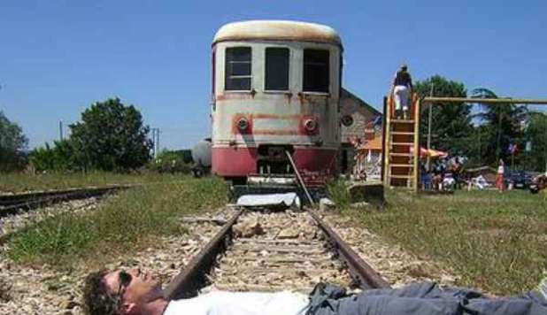 CERCA DI SUICIDARSI SUI BINARI, MA IL TRENO GLI PASSA SOPRA - 21/11/2012
