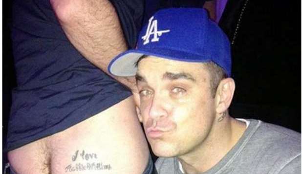 ROBBIE WILLIAMS, UN FAN SI TATUA IL SUO NOME SULLA NATICA: LUI RINGRAZIA - FOTO - 25/11/2012