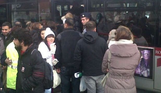 ROMA, EVACUATA LA METRO, PAURA TRA I PASSEGGERI: 'FUMO E PUZZA' - FOTO - 13/12/2012