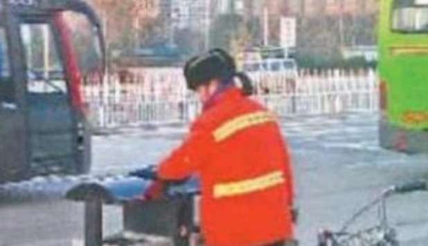 MILIONARIA LAVORA COME SPAZZINA: 'DEVO DARE IL BUON ESEMPIO AI MIEI FIGLI' - 03/01/2013