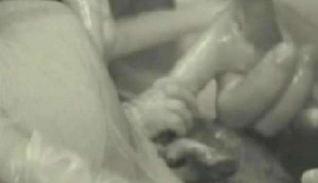 NEONATA STRINGE IL DITO DEL MEDICO CHE  LA FA NASCERE, LA FOTO FA IL GIRO DEL WEB - 03/01/2013