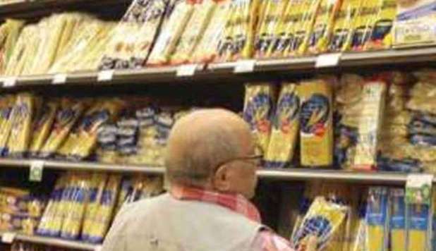 CRISI, PENSIONATO RUBA LA SPESA AL SUPERMERCATO: 'NON ARRIVO A FINE MESE' - 05/01/2013