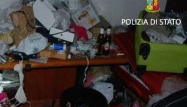 ROMA, MADRE LITIGA CON IL FIGLIOLETTO E LANCIA IN CANE DALLA FINESTRA - 06/01/2013